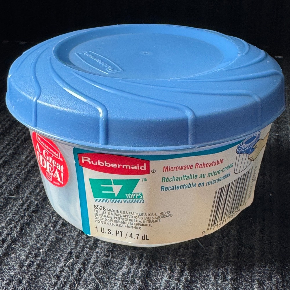 Rubbermaid EZ Topps Servin Saver 1 Pint Round Food Storage Container 5528 Blue